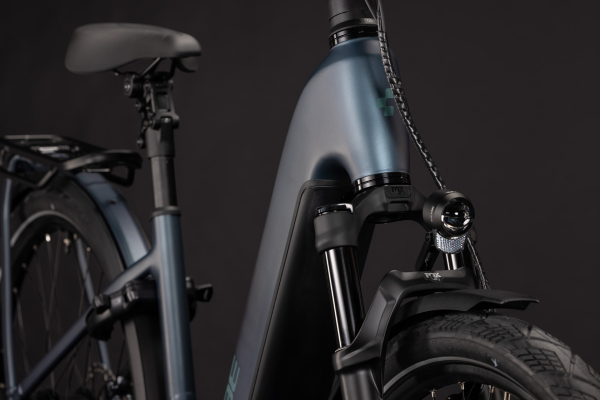 Cube Kathmandu Hybrid Deluxe SLX 800 mineralblue´n´blue 28" 2027 Elektromos Onroad Trekking Easy Entry Kerékpár - sötétkék