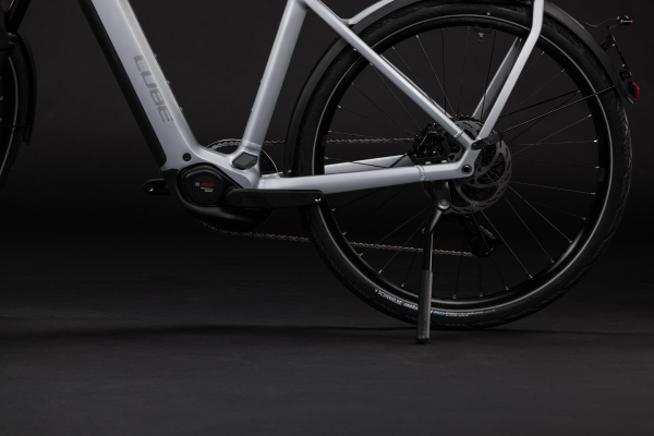 Cube Kathmandu Hybrid 45 800 slategrey´n´chrome 28" 2027 Elektromos Light Hardtail MTB Kerékpár - világosszürke