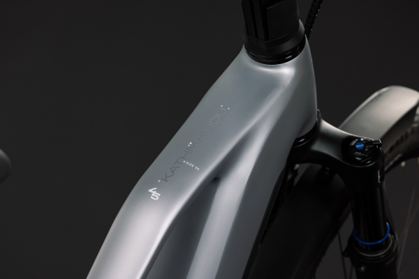 Cube Kathmandu Hybrid 45 800 slategrey´n´chrome 28" 2027 Elektromos Light Hardtail MTB Trapeze Kerékpár - világosszürke