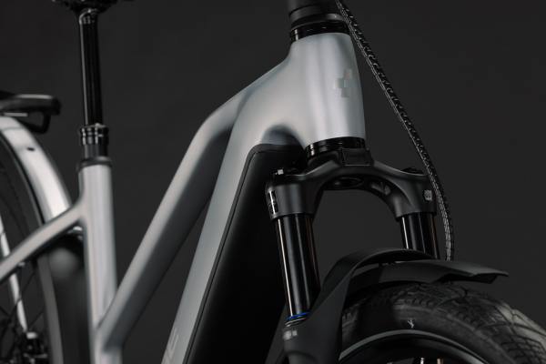 Cube Kathmandu Hybrid 45 800 slategrey´n´chrome 28" 2027 Elektromos Light Hardtail MTB Trapeze Kerékpár - világosszürke
