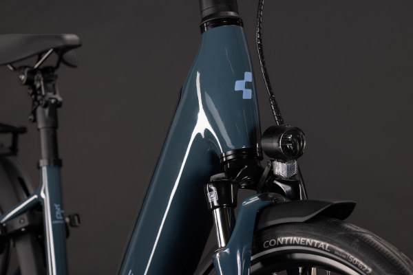Cube Supreme Hybrid Comfort ONE 600 storm´n´reflex 28" 2027 Elektromos Onroad Trekking Easy Entry Kerékpár - sötétkék