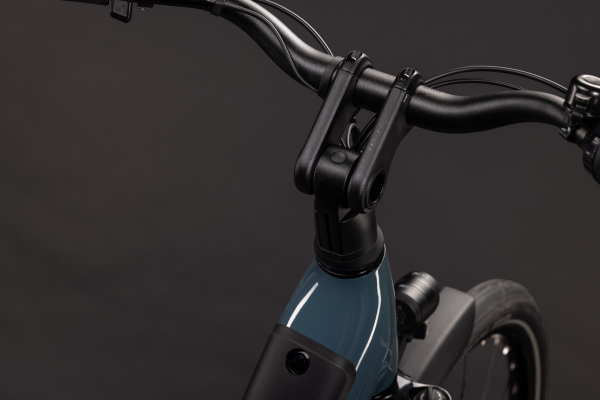 Cube Supreme Hybrid Comfort ONE 600 storm´n´reflex 28" 2027 Elektromos Onroad Trekking Easy Entry Kerékpár - sötétkék