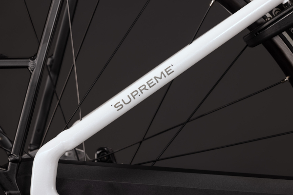 Cube Supreme RT Hybrid Comfort EX 600 metallicwhite´n´reflex 28" 2027 Elektromos Onroad Trekking Easy Entry Kerékpár - fehér