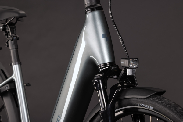 Cube Supreme RT Hybrid Deluxe EX 600 quicksilver´n´grey 28" 2027 Elektromos Onroad Trekking Easy Entry Kerékpár - ezüst