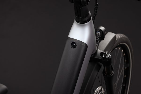 Cube Supreme Hybrid Deluxe Pro 600 silverstar´n´reflex 28" 2027 Elektromos Onroad Trekking Easy Entry Kerékpár - szürke