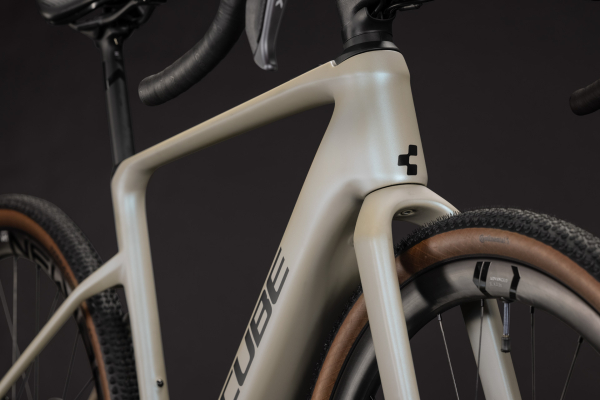 Cube Nuroad Hybrid C:62 SLX 400X glintsand´n´black 28" 2027 Elektromos Gravel Kerékpár - világosszürke