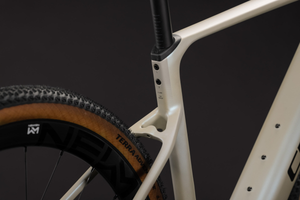 Cube Nuroad Hybrid C:62 SLX 400X glintsand´n´black 28" 2027 Elektromos Gravel Kerékpár - világosszürke
