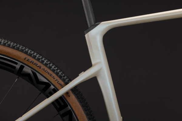 Cube Nuroad Hybrid C:62 SLX 400X glintsand´n´black 28" 2027 Elektromos Gravel Kerékpár - világosszürke