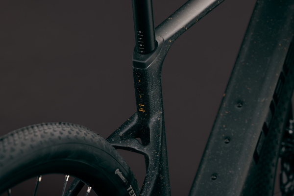 Cube Nulane Hybrid C:62 SLX 400X mineralblack´n´orange 28" 2027 Elektromos Gravel Kerékpár - fekete
