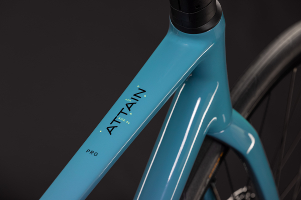 Cube Attain Pro surfblue´n´black 28" 2027 Országúti Kerékpár - kék