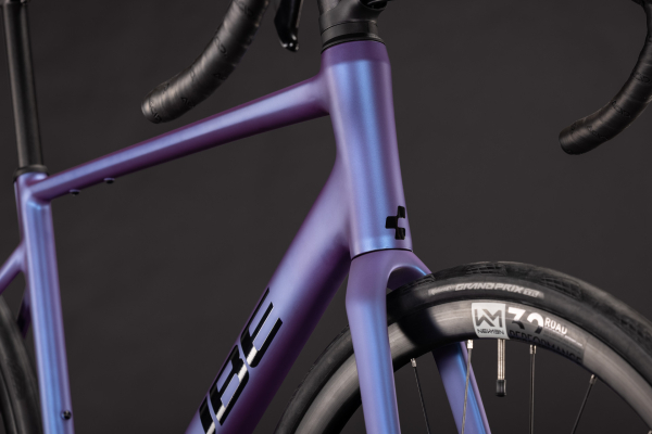Cube Attain SLX blueiris´n´black 28" 2027 Országúti Kerékpár - lila