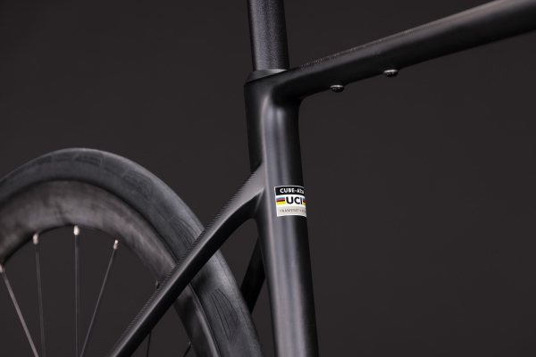 Cube Attain C:62 Race carbon´n´coalchrome 28" 2027 Országúti Kerékpár - carbon
