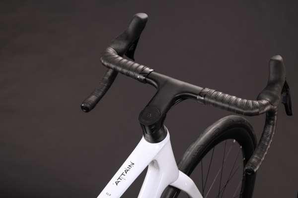 Cube Attain C:62 SLX metallicwhite´n´black 28" 2027 Országúti Kerékpár - fehér