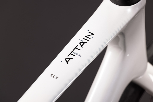 Cube Attain C:62 SLX metallicwhite´n´black 28" 2027 Országúti Kerékpár - fehér