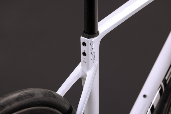 Cube Attain C:62 SLX metallicwhite´n´black 28" 2027 Országúti Kerékpár - fehér