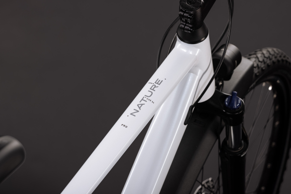 Cube Nature Pro FE metallicwhite´n´reflex 28" 2027 Offroad Cross Trekking Kerékpár - fehér