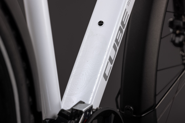 Cube Nature Pro FE metallicwhite´n´reflex 28" 2027 Offroad Cross Trekking Kerékpár - fehér