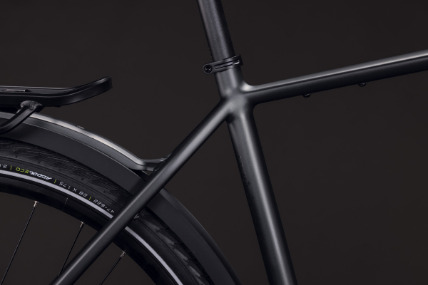 Cube Kathmandu ONE blackforest´n´chrome 28" 2027 Onroad Trekking Kerékpár - fekete