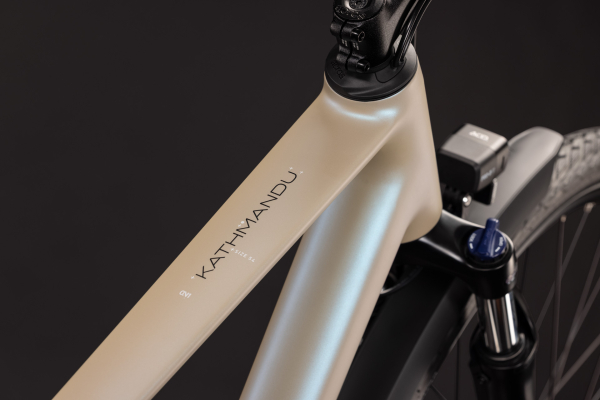 Cube Kathmandu ONE glintsand´n´black 28" 2027 Onroad Trekking Kerékpár - világosszürke