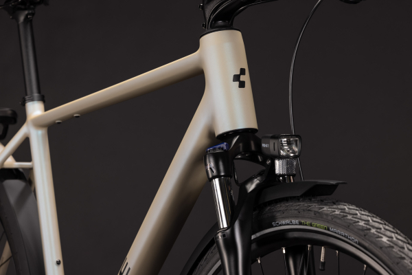 Cube Kathmandu ONE glintsand´n´black 28" 2027 Onroad Trekking Kerékpár - világosszürke