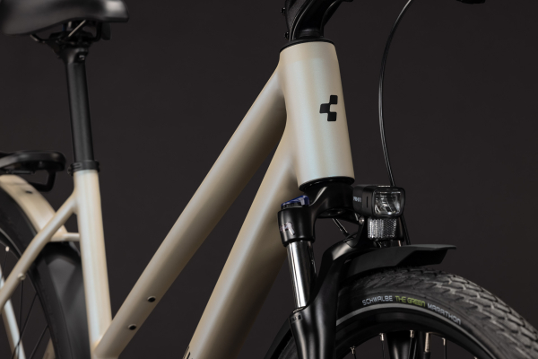 Cube Kathmandu ONE glintsand´n´black 28" 2027 Onroad Trekking Trapeze Kerékpár - világosszürke