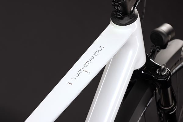 Cube Kathmandu Pro metallicwhite´n´chrome 28" 2027 Onroad Trekking Kerékpár - fehér
