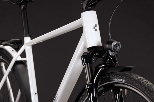 Cube Kathmandu Pro metallicwhite´n´chrome 28" 2027 Onroad Trekking Kerékpár - fehér