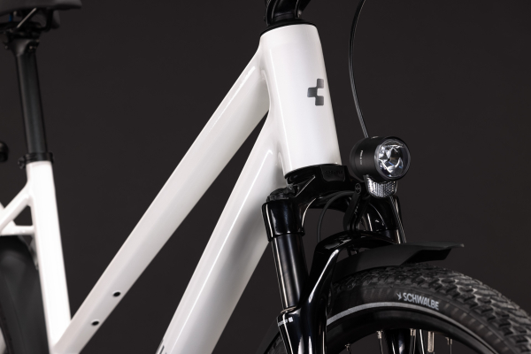 Cube Kathmandu Pro metallicwhite´n´chrome 28" 2027 Onroad Trekking Trapeze Kerékpár - fehér