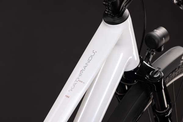 Cube Kathmandu Pro metallicwhite´n´chrome 28" 2027 Onroad Trekking Trapeze Kerékpár - fehér